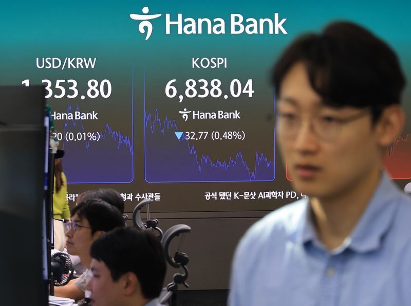 30일 서울 중구 하나은행 본점 딜링룸에 주가가 표시되고 있다. 사진=연합뉴스