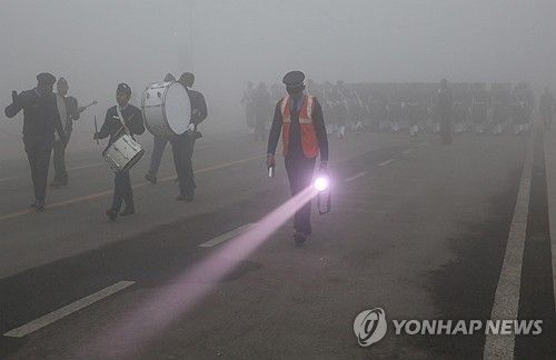 대기오염으로 뿌연 인도 뉴델리 (출처=연합뉴스)