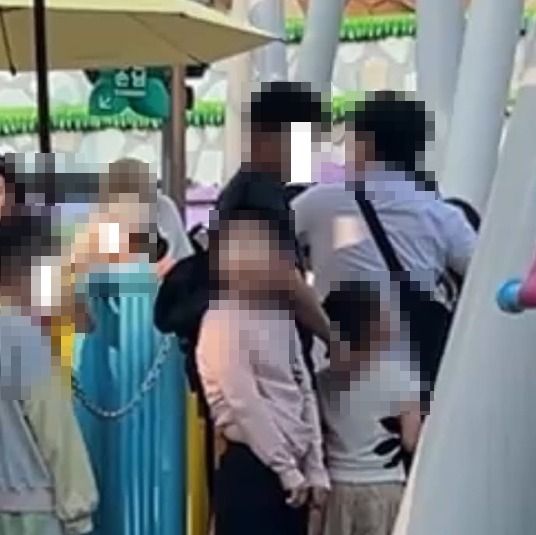 지난 27일 놀이기구 대기 줄에서 소변을 보는 어린이. 사진=온라인커뮤니티 '보배드림' 갈무리