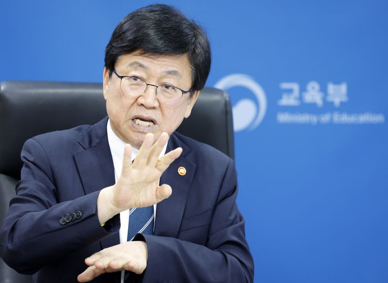 [서울=뉴시스] 김혜진 기자 = 최교진 교육부 장관이 지난 8월 26일 서울 영등포구 한국교육시설안전원에서 뉴시스와 인터뷰를 하고 있다. 2026.08.27. jini@newsis.com