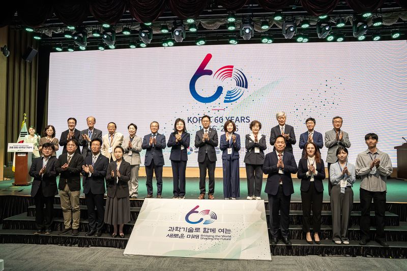한국과학기술단체총연합회가 30일 한국과학기술회관 국제회의실에서 창립 60주년 기념식을 열고 미래비전을 선포했다. 기념식에서 배경훈 부총리 겸 과학기술정보통신부 장관과 권오남 과총회장 등 주요 참석자들이 창립을 축하하며 기념촬영하고 있다. 과총 제공