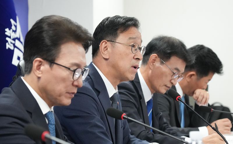 30일 국회 의원회관에서 열린 ‘2026년 제주 예산정책협의회’에서 위성곤 제주도지사가 더불어민주당 지도부에 2027년도 국비사업과 제주 현안에 대한 지원을 요청하고 있다. 제주도는 10개 사업 1974억9000만원의 국회 반영을 건의했다. 사진=제주특별자치도