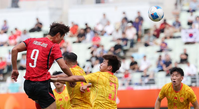 30일 일본 오사카 나가이 스타디움에서 열린 2026 아이치·나고야 아시안게임 남자 축구 준결승 대한민국과 중국의 경기. 전반전 한국 이영준이 헤더로 동점골을 넣고 있다. 연합뉴스