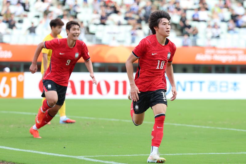30일(현지시간) 일본 오사카 나가이 스타디움에서 열린 2026 아이치·나고야 아시안게임 남자 축구 준결승 한국과 중국의 경기, 후반 한국 배준호가 팀의 두 번째 골을 넣은 뒤 기뻐하고 있다.