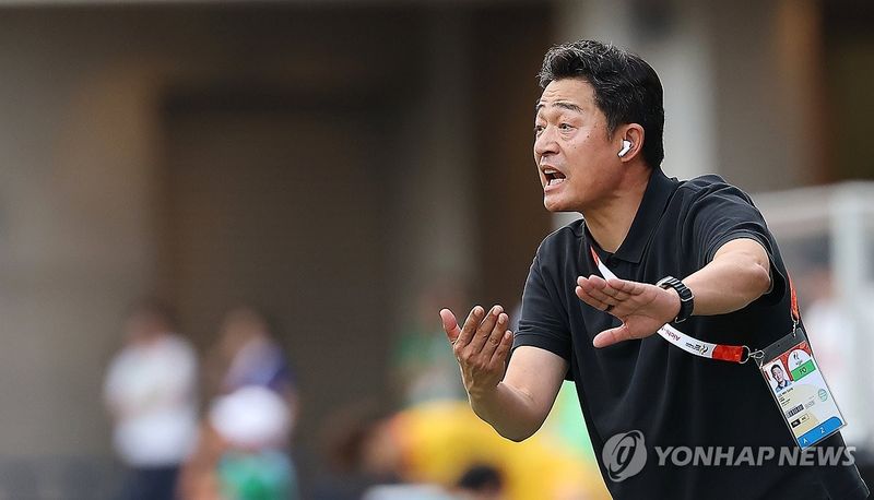 작전 지시하는 이민성 감독. 연합뉴스