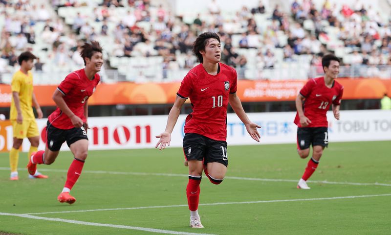 30일 일본 오사카 나가이 스타디움에서 열린 2026 아이치·나고야 아시안게임 남자 축구 준결승 대한민국과 중국의 경기. 후반전 역전골을 넣은 한국 배준호가 세리머니를 하고 있다. 연합뉴스