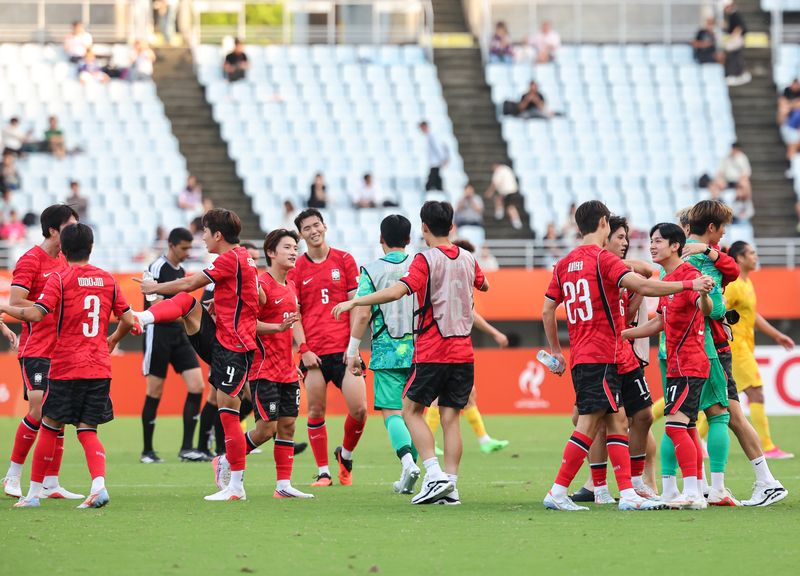 30일 오후 일본 오사카 나가이스타디움에서 열린 2026 아이치·나고야 아시안게임 남자축구 준결승 대한민국과 중국의 경기, 대한민국 선수들이 2대1 승리 후 기뻐하고 있다. 뉴스1