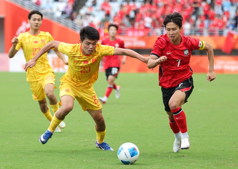 30일 오후 일본 오사카 나가이스타디움에서 열린 2026 아이치·나고야 아시안게임 남자축구 준결승 대한민국과 중국의 경기, 대한민국 엄지성이 공격을 시도하고 있다. 2026.9.30 ⓒ 뉴스1 김도우 기자 /사진=뉴스1