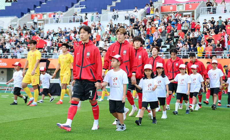 30일 오후 일본 오사카 나가이스타디움에서 열린 2026 아이치·나고야 아시안게임 남자축구 준결승 대한민국과 중국의 경기, 대한민국 선수들이 입장하고 있다. 2026.9.30 ⓒ 뉴스1 김도우 기자