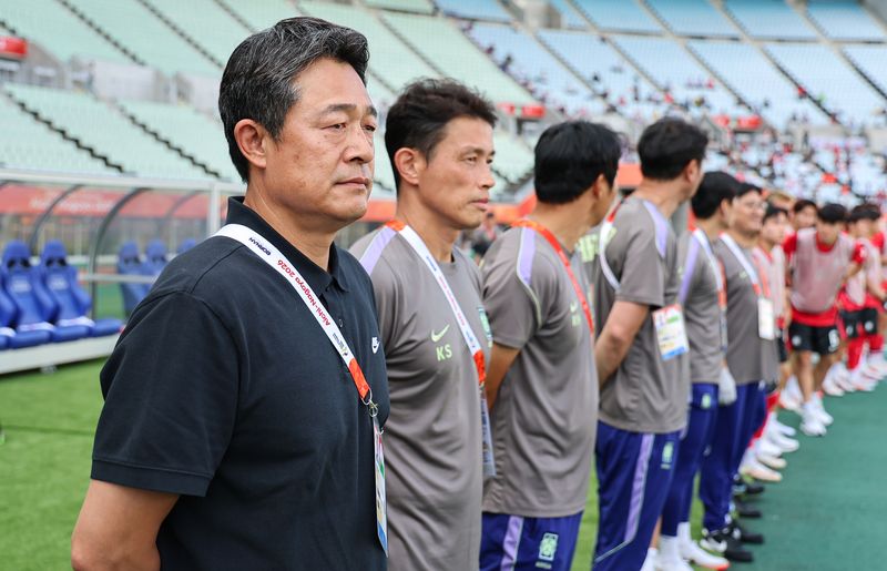 30일 오후 일본 오사카 나가이스타디움에서 열린 2026 아이치·나고야 아시안게임 남자축구 준결승 대한민국과 중국의 경기, 대한민국 이민성 감독이 선수들을 바라보고 있다. 2026.9.30 ⓒ 뉴스1 김도우 기자