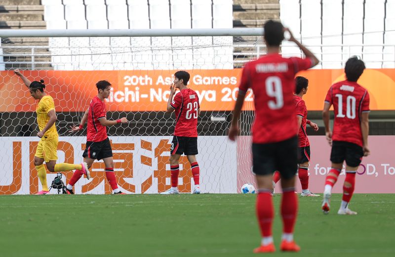 30일 오후 일본 오사카 나가이스타디움에서 열린 2026 아이치·나고야 아시안게임 남자축구 준결승 대한민국과 중국의 경기, 대한민국이 중국 왕유동에게 실점을 허용 후 아쉬워하고 있다. 2026.9.30 ⓒ 뉴스1 김도우 기자