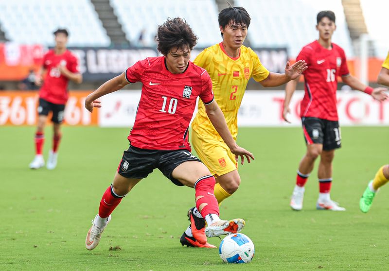 30일 오후 일본 오사카 나가이스타디움에서 열린 2026 아이치·나고야 아시안게임 남자축구 준결승 대한민국과 중국의 경기, 대한민국 배준호가 돌파하고 있다. 2026.9.30 ⓒ 뉴스1 김도우 기자