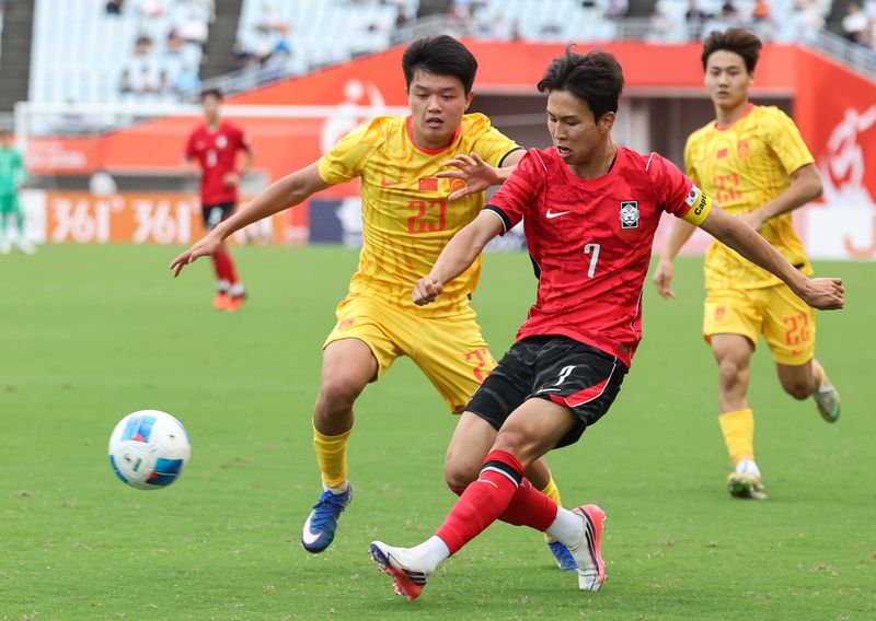 30일 오후 일본 오사카 나가이스타디움에서 열린 2026 아이치·나고야 아시안게임 남자축구 준결승 대한민국과 중국의 경기, 대한민국 엄지성이 크로스를 올리고 있다. 2026.9.30 ⓒ 뉴스1 김도우 기자
