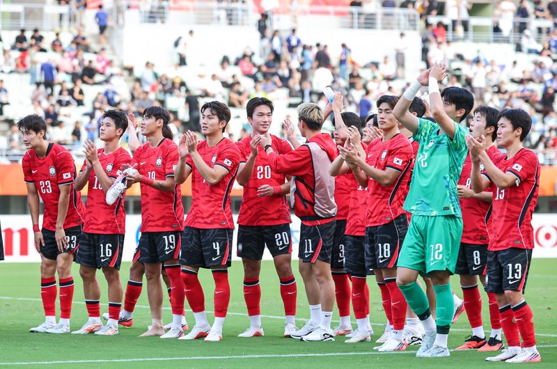 30일 오후 일본 오사카 나가이스타디움에서 열린 2026 아이치·나고야 아시안게임 남자축구 준결승 대한민국과 중국의 경기, 대한민국 선수들이 2대1 승리 후 관중에게 인사하고 있다. 2026.9.30 ⓒ 뉴스1 김도우 기자
