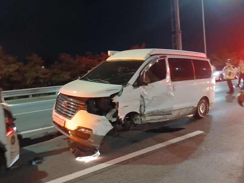 지난 9월 28일 오후 인천 계양구 인천국제공항고속도로 서울 방향 노오지JC 인근에서 역주행하던 티볼리 승용차가 마주 오던 스타렉스 승합차와 충돌했다. 사진은 사고로 파손된 스타렉스 모습. 인천소방본부 제공