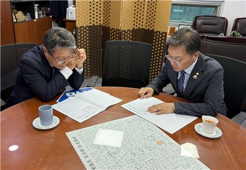 서영석 의원에 지역 현안 설명하는 김중남(우) 시장 (출처=연합뉴스)