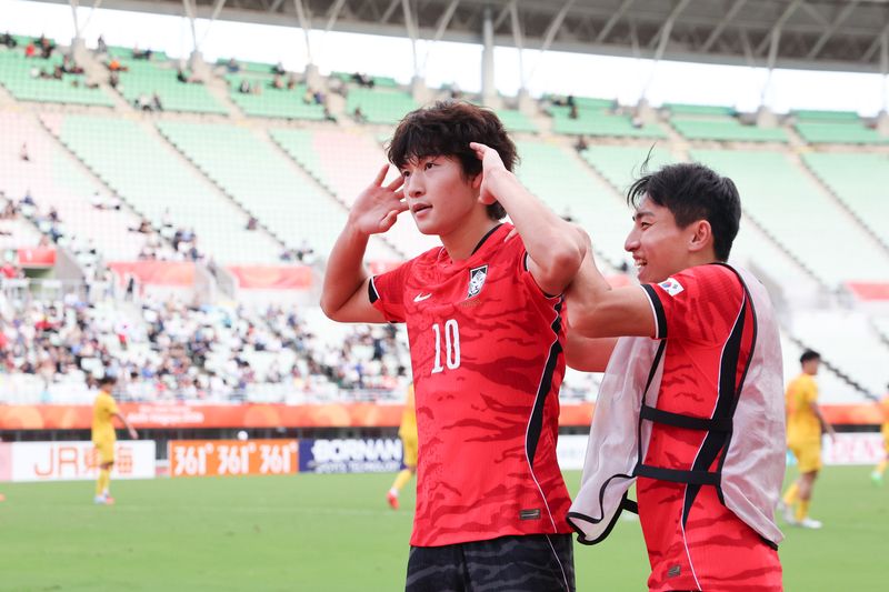 [오사카(일본)=뉴시스] 황준선 기자 = 30일(현지시간) 일본 오사카 나가이 스타디움에서 열린 2026 아이치·나고야 아시안게임 남자 축구 준결승 한국과 중국의 경기, 후반 한국 배준호가 팀의 두 번째 골을 넣은 뒤 세리머니하고 있다. 2026.09.30. hwang@newsis.com