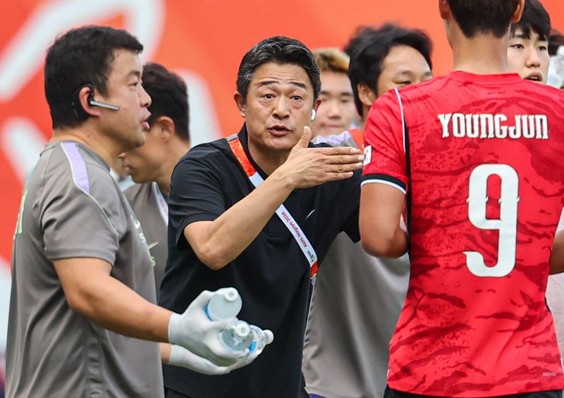 30일 오후 일본 오사카 나가이스타디움에서 열린 2026 아이치·나고야 아시안게임 남자축구 준결승 대한민국과 중국의 경기, 대한민국 이민성 감독이 작전을 지시하고 있다. 2026.9.30 ⓒ 뉴스1 김도우 기자