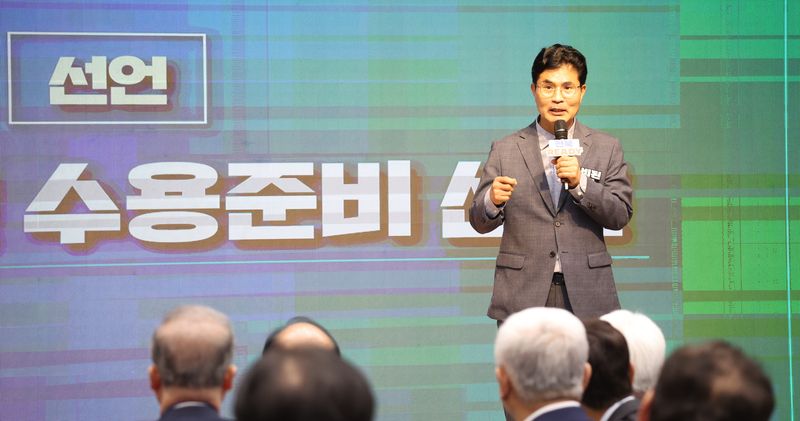 이원택 전북특별자치도지사가 30일 전북 전주시 전북특별자치도청에서 열린 '준비된 전북, 공공기관 이전 READY'에 참석해 전북 이전 수용준비 선언을 하고 있다. ⓒ 뉴스1 유경석 기자