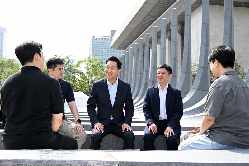 오세훈 서울시장(왼쪽 세번째)이 30일 서울 종로구 광화문광장 감사의정원에서 청년부상제대군인 5명과 간담회를 갖고 사회복귀 과정에서의 어려움에 대한 이야기를 나누고 있다. 서울시 제공