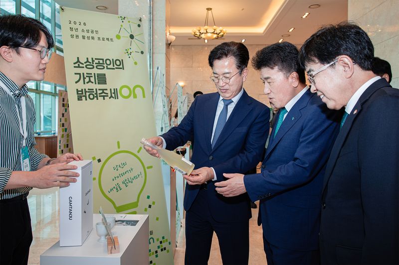 함영주 하나금융그룹 회장(오른쪽 두번째)과 인태연 소상공인시장진흥공단 이사장(오른쪽 세번째)이 지난 29일 대전 선샤인호텔에서 열린 청년 소상공인 상권 활성화 프로젝트 출범식에 참석해 참가 부스를 둘러보고 있다. 하나금융그룹 제공