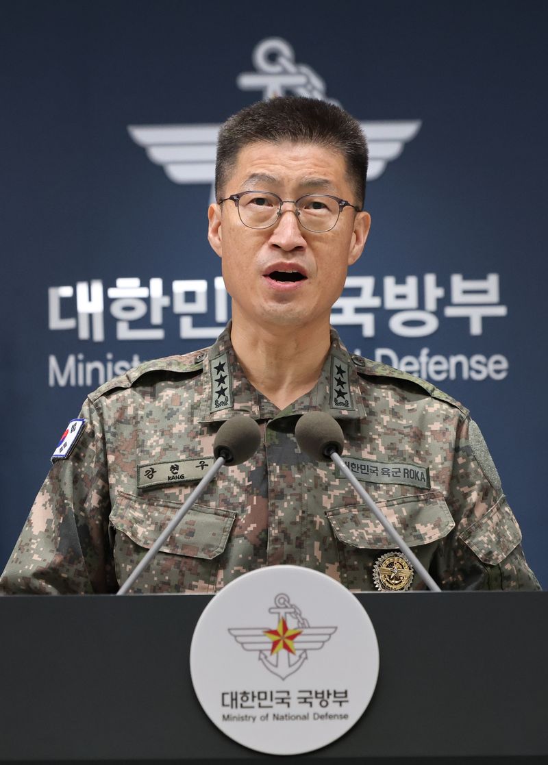 강현우 합참 작전본부장이 30일 서울 용산구 국방부에서 비무장지대(DMZ) 지뢰 폭발 관련 입장을 밝히고 있다. 연합뉴스
