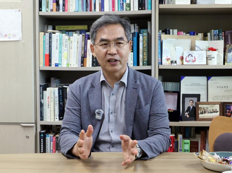김진유 경기대 스마트시티공학부 교수가 최근 대학 연구실에서 한국의 아파트 문화와 전세 제도에 대해 설명하고 있다. 사진=박범준 기자