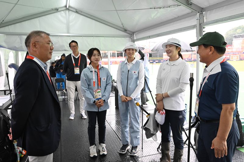 정의선 대한양궁협회 회장(왼쪽부터)과 이윤지, 오예진, 강채영 선수가 지난 29일 일본 오카자키에서 열린 '2026 아이치-나고야 아시안게임'에 참가해 양궁 대회장에서 대화를 나누고 있다. 대한양궁협회 제공