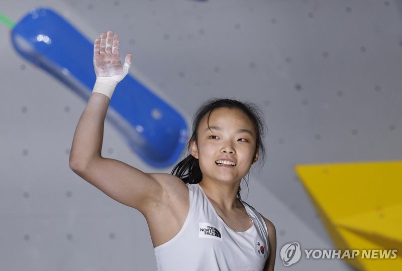 서채현이 30일 일본 나고야 국제전시장에서 열린 대회 여자부 볼더링 준결승에서 4개의 과제를 모두 첫 도전에 완등한 후 손을 흔들고 있다. 연합뉴스