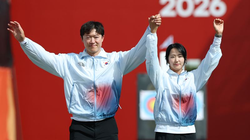 30일 일본 아이치현 오카자키 중앙종합공원 내 다목적 광장에서 열린 2026 아이치·나고야 아시안게임 양궁 컴파운드 혼성 단체전에서 은메달을 차지한 박정윤(왼쪽)·최용희가 시상대에 오르고 있다. 뉴시스