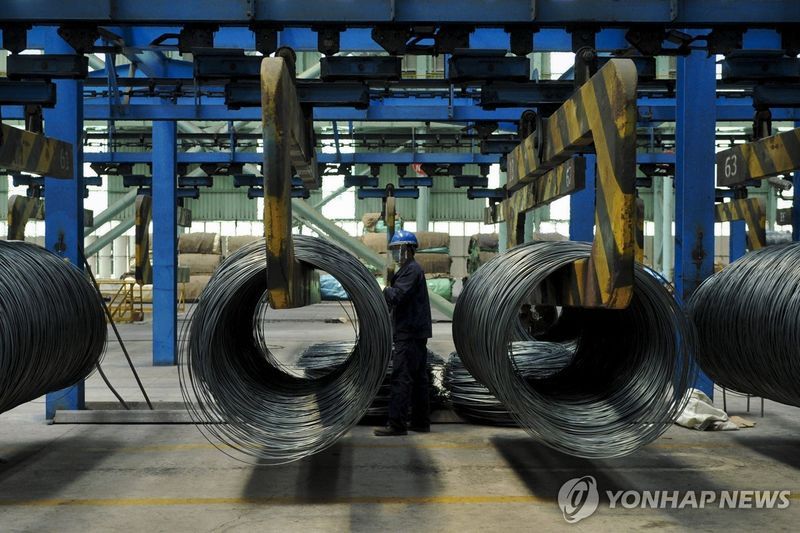 중국의 한 철강공장에서 작업이 진행되고 있다. 연합뉴스