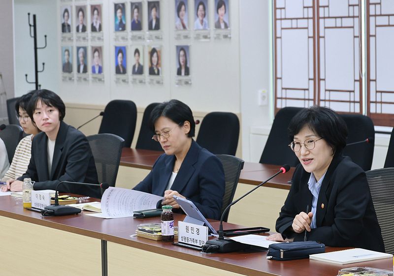 성평등가족부는 25일 '모두의 성평등, 청년이 생각하는 성평등정책 어디까지'를 주제로 공개 토론회를 개최한다. 원민경 성평등가족부 장관(오른쪽 첫번째). 성평등가족부 제공