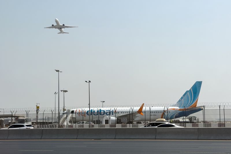 [두바이(아랍에미리트)=AP/뉴시스]아랍에미리트(UAE) 두바이 국제공항에 30일 플라이 두바이 항공기 1대가 착륙해 있는 옆으로 또다른 항공기가 이륙하고 있다. 이날 오전 플라이 두바이 항공기 1대가 이스라엘 텔아비브로 향하던 중 방향을 틀어 사우디아라비아에 착륙한 데 이어 또다른 항공기 1대도 텔아비브로 가던 중 두바이로 회항했다. 2026.09.30.