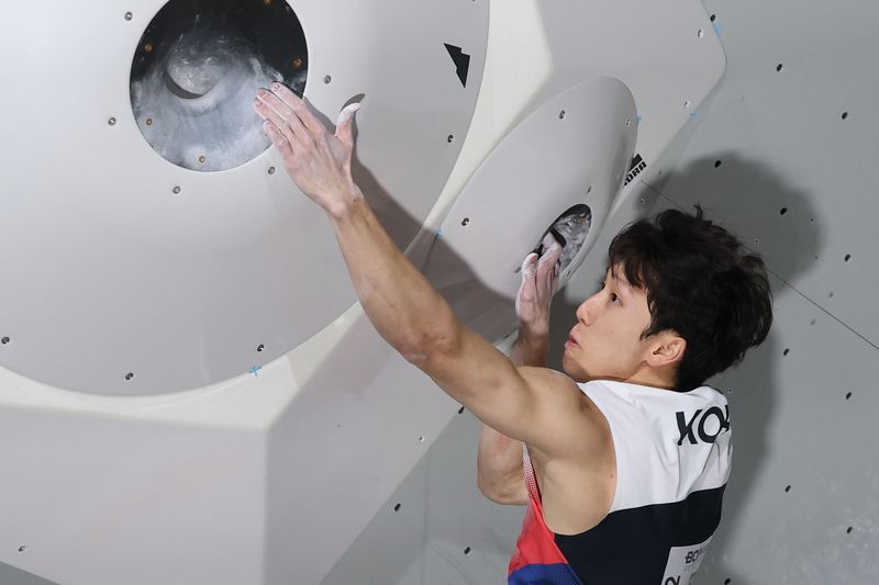 대한민국 이도현이 30일 일본 포트메세 나고야에서 열린 2026 아이치·나고야 아시안게임 클라이밍 남자 볼더링 결선에서 문제를 풀고 있다. 2026.9.30 ⓒ 뉴스1 안은나 기자