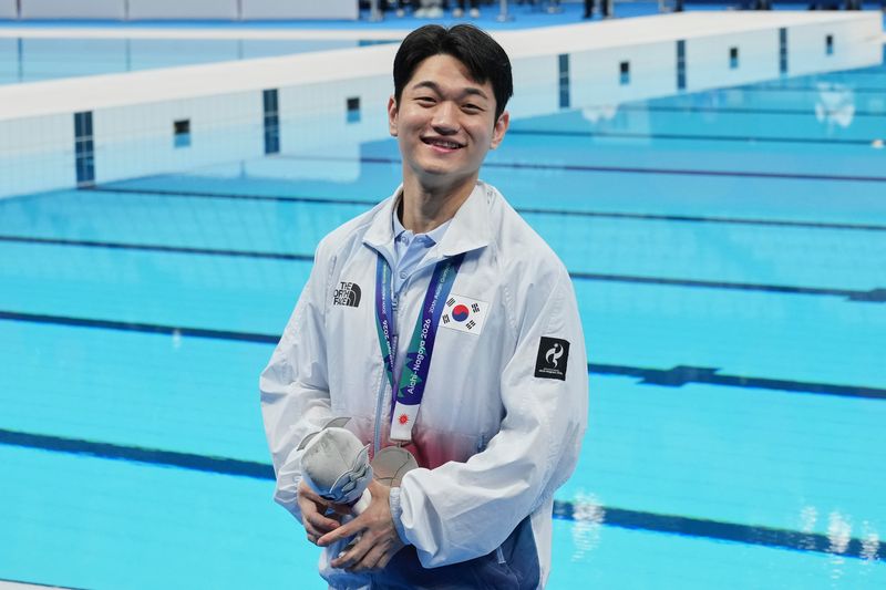 [도쿄=AP/뉴시스] 김영남이 28일 일본 도쿄 아쿠아틱스센터에서 열린 2026 아이치·나고야 아시안게임 다이빙 남자 1m 스프링보드에서 은메달을 딴 후 시상식에서 포즈를 취하고 있다. 2026.09.28