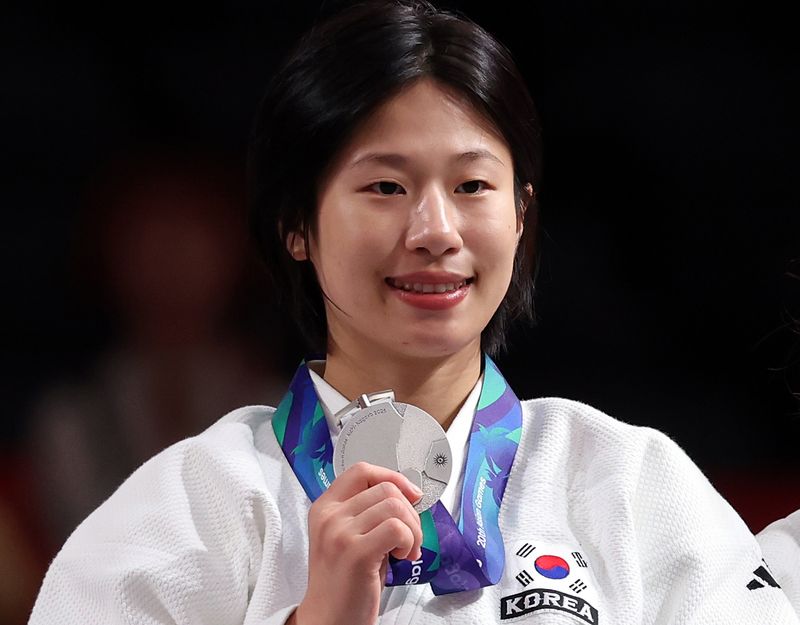 30일 일본 나고야 아이치 인터내셔널 아레나에서 열린 2026 아이치·나고야 아시안게임 유도 여자 52㎏급 메달 세리머니. 은메달을 획득한 한국 장세윤이 포즈를 취하고 있다. 연합뉴스