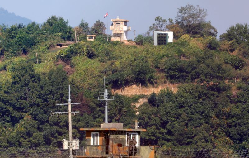 [서울=뉴시스] 홍효식 기자 = 군이 서부전선 비무장지대(DMZ)에서 발생한 폭발 사고 원인이 북한군 지뢰일 가능성이 매우 높다고 발표한 가운데 29일 경기도 파주시 접경지역에서 우리 군 초소와 북한군 초소가 마주보고 있다. 2026.09.29. yesphoto@newsis.com