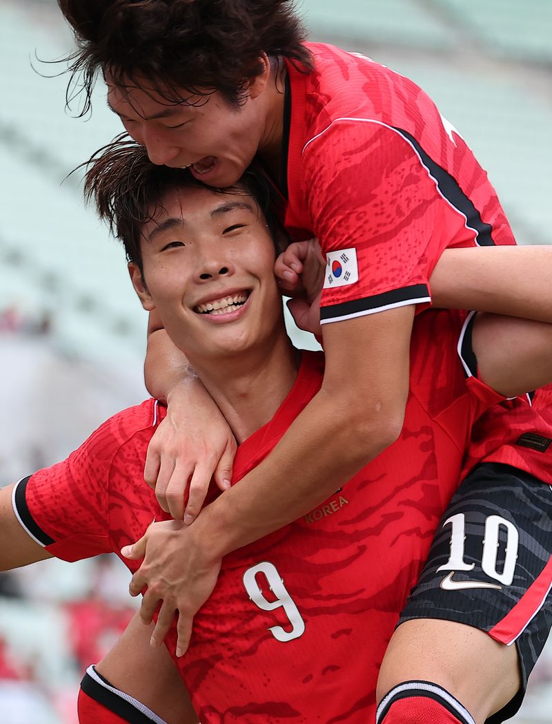 30일 일본 오사카 나가이 스타디움에서 열린 2026 아이치·나고야 아시안게임 남자 축구 준결승전에서 동점골을 넣은 이영준(아래)과 배준호가 환호하고 있다. 연합뉴스