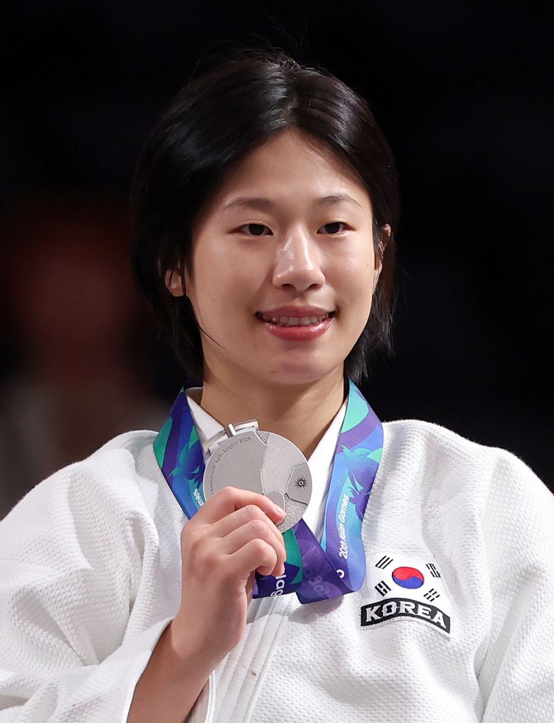 30일 일본 나고야 아이치 인터내셔널 아레나에서 열린 2026 아이치·나고야 아시안게임 유도 여자 52㎏급에서 은메달을 획득한 장세윤이 포즈를 취하고 있다. 연합뉴스