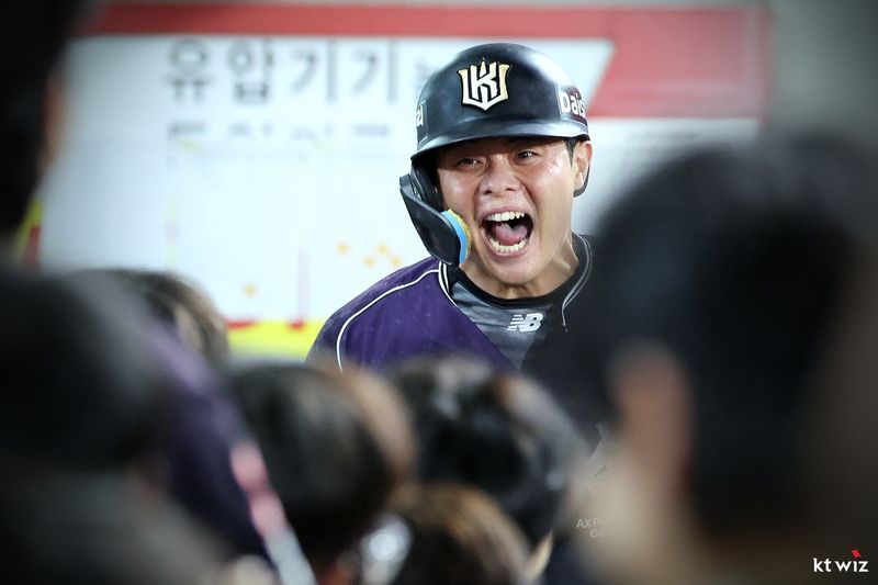 9회초 결승홈런을 날린 권동진 (출처=연합뉴스)