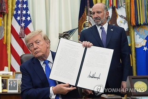 도널드 트럼프 대통령과 하워드 러트닉 미 상무장관. 사진=연합뉴스
