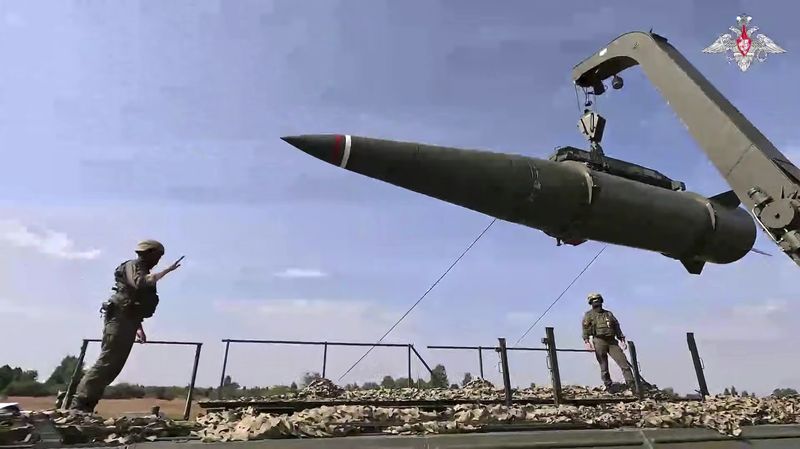 [칼리닌그라드=AP/뉴시스] ﻿﻿러시아가 북대서양조약기구(NATO·나토)에 자국 역외 영토인 칼리닌그라드를 봉쇄하려 할 경우 핵무기 사용도 불사하겠다고 경고했다. 사진은 러시아 군인들이 칼리닌그라드 비공개 장소에서 벨라루스군과 합동 군사훈련 중 이스칸데르 미사일을 이동식 발사대에 장착하는 모습. 2026.10.01