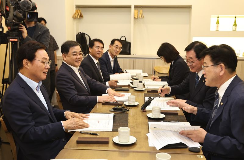 [서울=뉴시스]지난 30일 오후 서울 여의도 한 식당에서 경남도와 더불어민주당 경남 출신 국회의원들과의 예산정책협의회가 열리고 있다. 왼쪽부터 시계방향으로 박완수 경남도지사, 허성무 국회의원, 유해남 경남도 대변인, 박성준 교통건설국장, 이미화 산업국장, 민홍철 국회의원, 김정호 국회의원.(사진=경남도 제공) 2026.09.30. photo@newsis.com