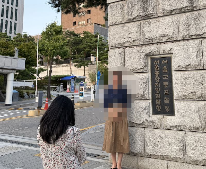 검찰청 직원들이 30일 오후 서울고검·서울중앙지검 현판 앞에서 기념 촬영을 하고 있다. 10월2일 공소청이 출범하면 검찰청은 78년 만에 폐지된다. 2026.9.30/뉴스1 권대옥 기자