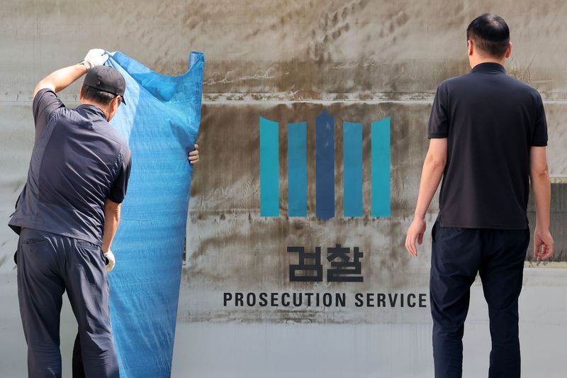 공소청·중대범죄수사청 출범을 이틀 앞둔 30일 서울 서초구 대검찰청에서 관계자들이 주차장 출입문에 새겨진 검찰 표식을 가리기 위한 준비작업을 하고 있다. 2026.9.30 ⓒ 뉴스1 이광호 기자