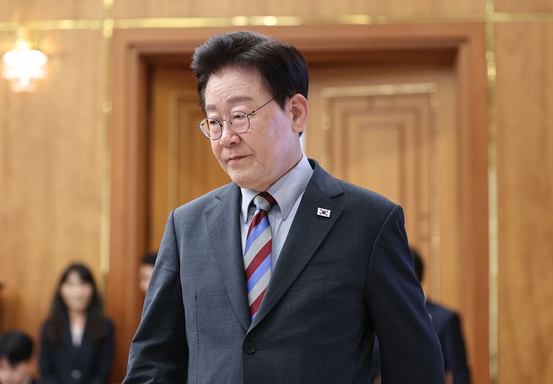 이재명 대통령이 29일 청와대에서 열린 메가프로젝트 제3차 민관합동 점검회의에서 국민의례를 하고 있다. (청와대통신사진기자단) 2026.9.29 ⓒ 뉴스1 이재명 기자