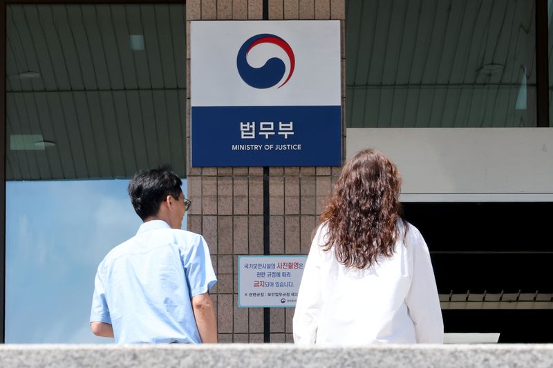 경기 과천 법무부청사에서 직원들이 출입하고 있다. ⓒ 뉴스1