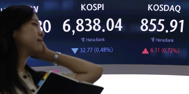 [서울=뉴시스] 김혜진 기자 = 30일 서울 중구 하나은행 딜링룸 전광판에 주요 지수가 표시 되고 있다. 코스피는 전거래일 보다 32.77포인트(0.48%) 하락한 6838.04에 마감했다. 코스닥 지수는 전거래일보다 6.11포인트(0.72%) 오른 855.91에 장을 마쳤다. 원·달러 환율은 전 거래일 종가보다 3.9원 내린 1352.8원으로 주간 거래를 종료했다. 2026.09.30. jini@newsis.com