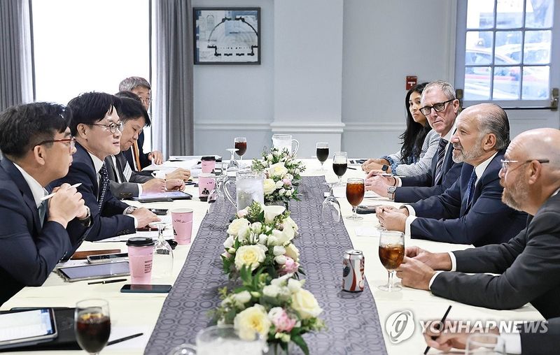 미 상무부 장관과 면담하는 김정관 산업통상부 장관 (출처=연합뉴스)