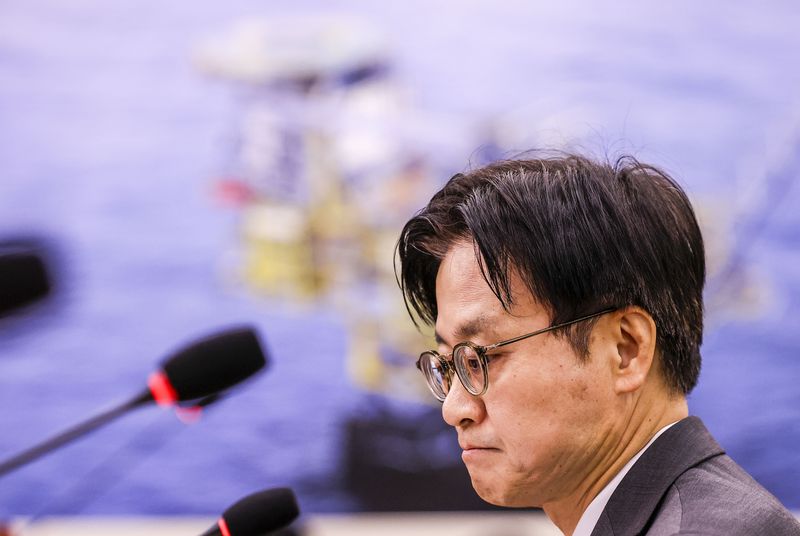 [서울=뉴시스] 정병혁 기자 = 김정관 산업통상부 장관과 문신학 차관이 22일 서울 여의도 국회에서 열린 산업통상자원중소벤처기업위원회 전체회의에서 대미투자 보고에 앞서 자료를 살펴보고 있다. 2026.09.22. jhope@newsis.com